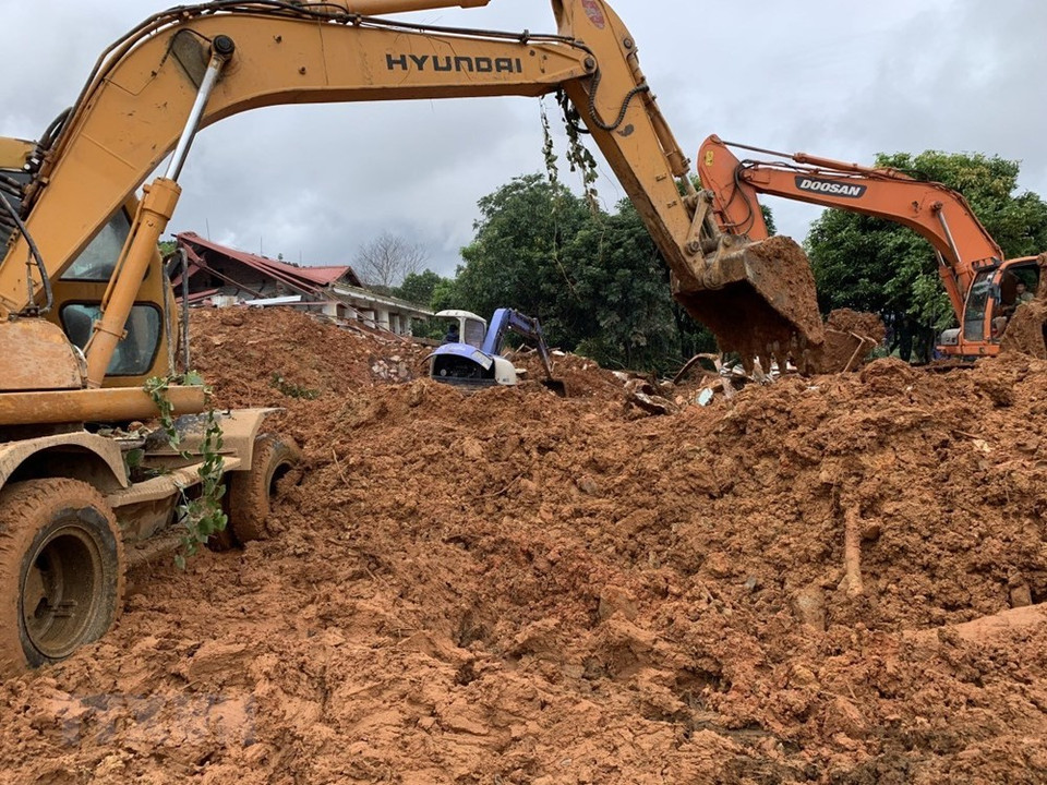 18日6时30分，地方救援力量已来到泥石流现场，开展搜寻救难工作。图自越通社