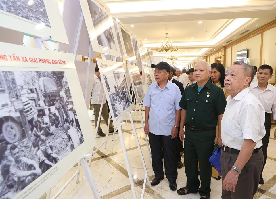 代表们参观英雄解放通讯社摄影展。越通社记者 林庆 摄