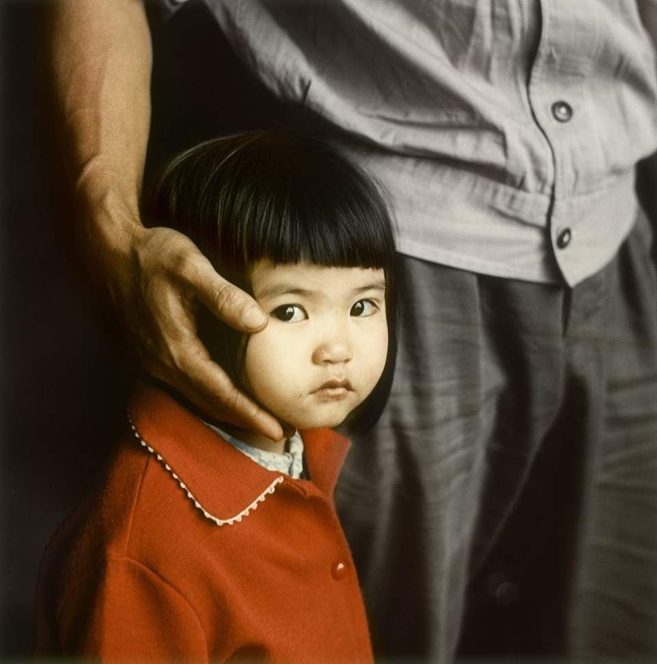 比尔哈斯镜头下的河内就是战争时期迎接刚刚出生的婴儿的幸福、雨中沉默的人、监狱中的美国飞行员、儿童们开朗的面孔、河内人战争中的喜忧等等。