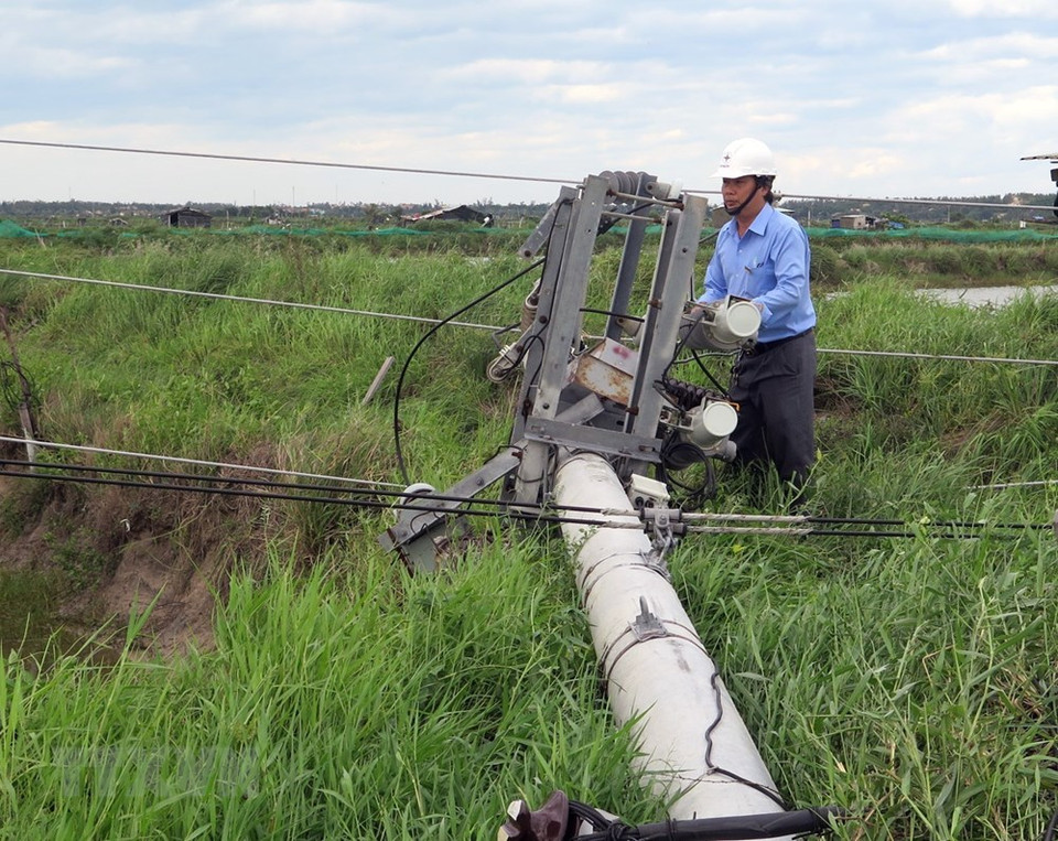 许多电线杆被吹断，其对灾后克服工作带来许多困难。图自 越通社