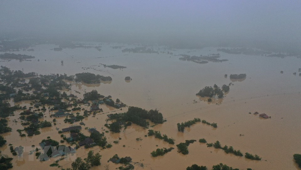 广治省孝江所发生的强降雨导致该省东河市甘露县清安乡和东江坊遭受特大洪水来袭。越通社记者 湖桥 摄