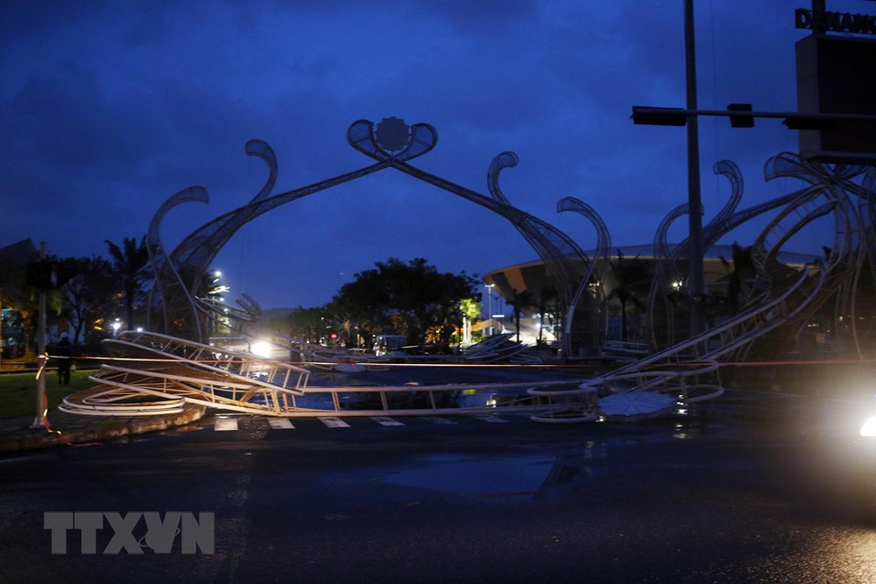 岘港市亚洲公园迎宾们被风吹倒。图自 越通社