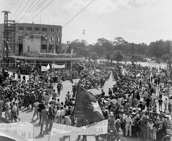 1954年10月10日上午，在首都河内居民的欢乐中，先锋军308号大团部队战士在还剑湖广场游行。图自 越通社