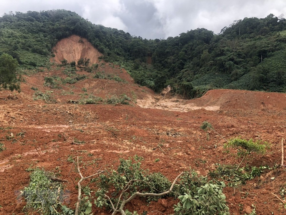 据广治省预防自然灾害和搜寻救难指导委员会的报告，截至10月18日9时，广治省水灾已造成20人死亡、12人受伤和27人失踪。图自越通社