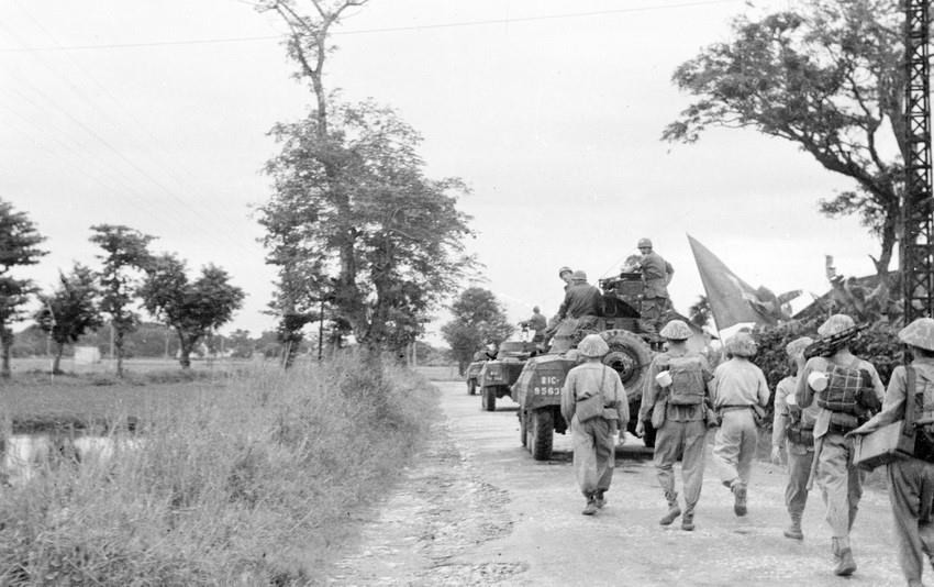 1954年10月9日上午6点，首都中团单位从桥纸门口进军接管河内。图自 越通社