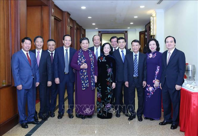 越通社社长阮德利（右三）与出席会议的其他中央委员合影/。越通社记者 智勇 摄