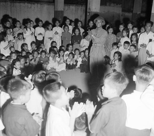 部队战士们教首都儿童唱歌。图自 越通社