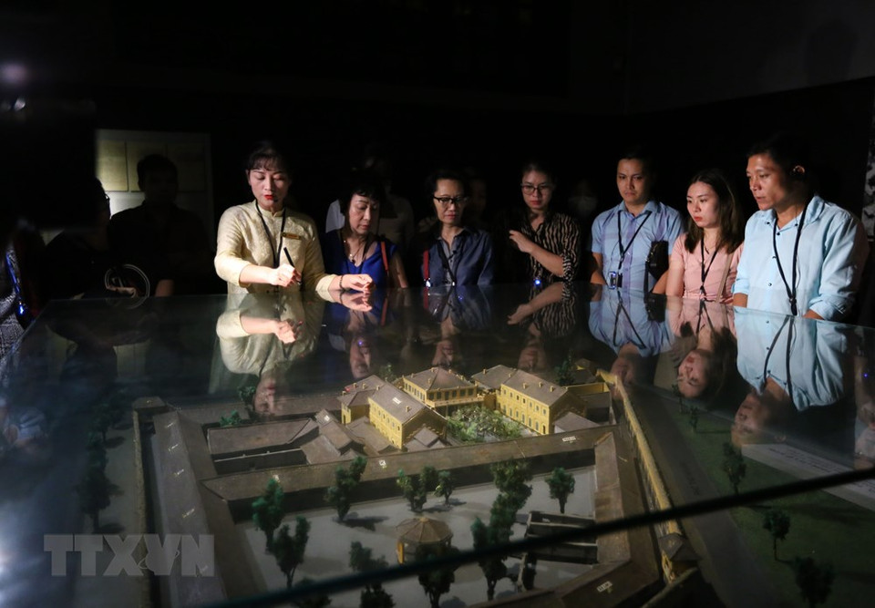 游客们观看火炉监狱的模型。越通社记者 黄敬 摄