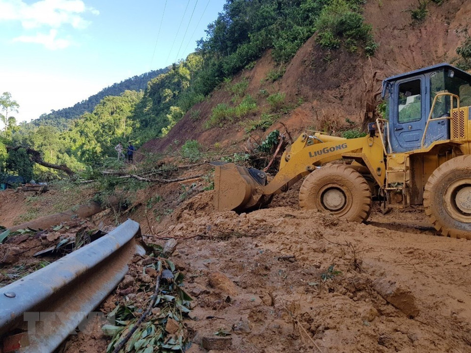 由于泥石流现场地形复杂，暴雨持续以及第九号台风带来的影响，抢险救灾工作十分困难。图自 越通社