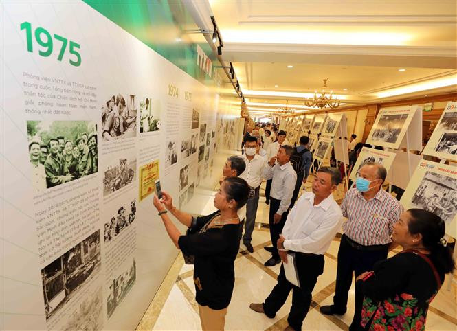 代表们参观英雄解放通讯社摄影展。越通社记者 日英 摄
