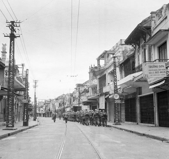1954年10月8日， 法军进行降旗仪式，9日开始退出河内。9日16点30分，越南军接管整个城市。图中：1954年10月9日，法国步兵力量在桃行街默默退出河内。图自 越通社