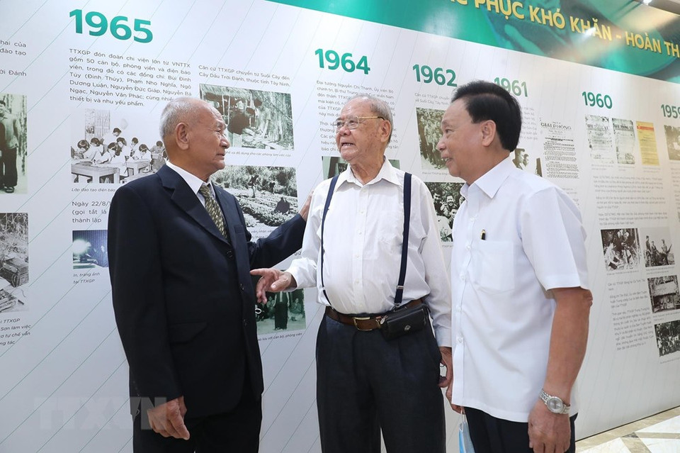 原越通社干部、原解放通讯社记者、电报员和技术员等代表前来出席典礼。越通社记者 林庆 摄