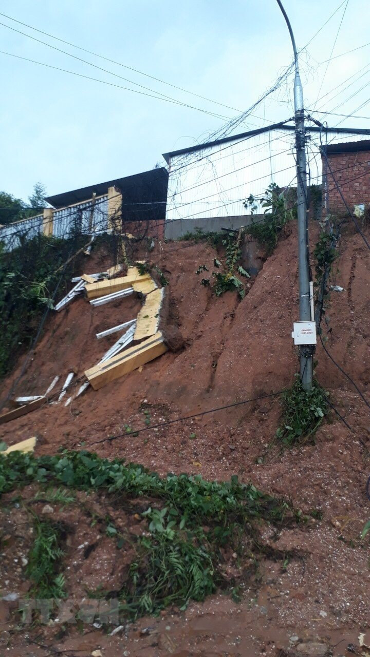 搜救力量在南茶媚县茶云乡发生泥石流事故的地方开通道路。图自 越通社