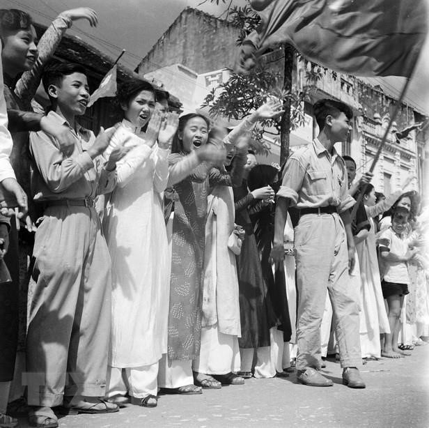 1954年10月10日上午，数十万河内市民涌上街头迎接凯旋归来的战士们。图自 越通社