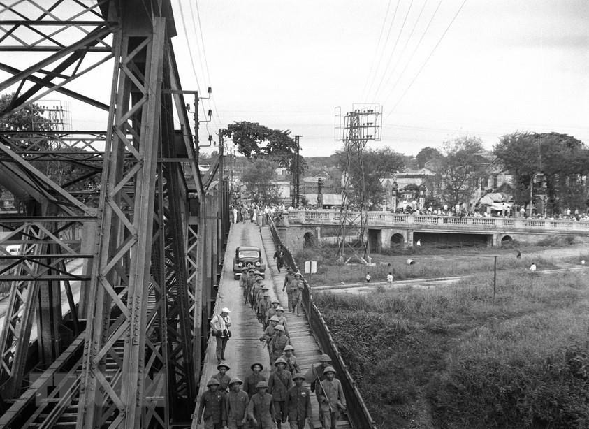 在《日内瓦协定》国际监察监督委员会以及国际观察员国的见证下，越南部队通过龙边桥进军首都河内。图自 越通社
