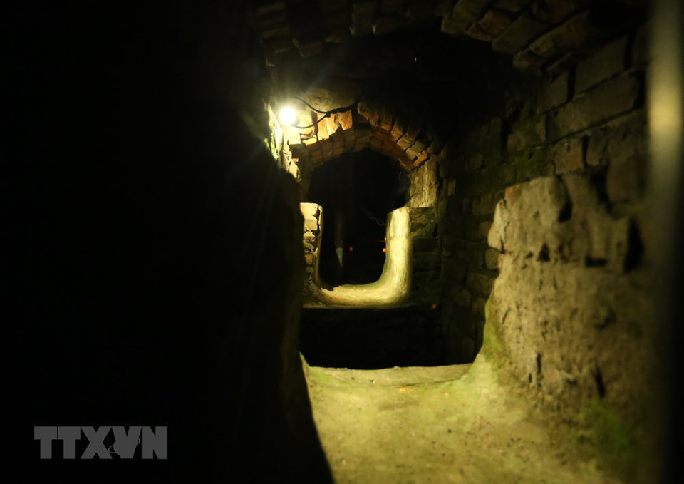 地道之门-战士们成功越狱的地方。越通社记者 黄敬 摄