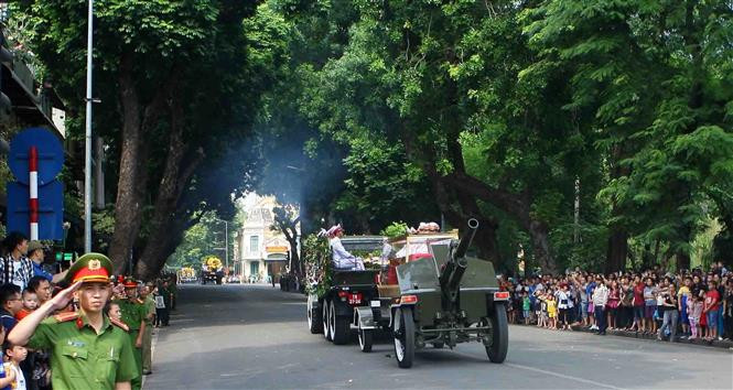 原越共中央总书记杜梅灵柩车队。越通社记者 摄