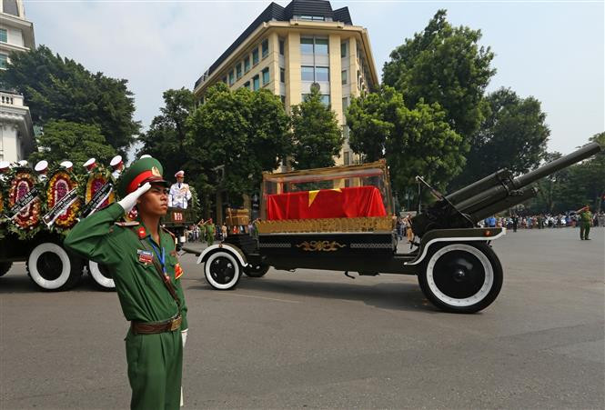  杜梅灵柩车队。越通社记者 摄