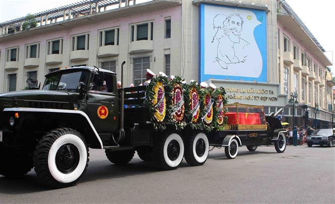  杜梅同志灵柩车队。越通社记者 摄