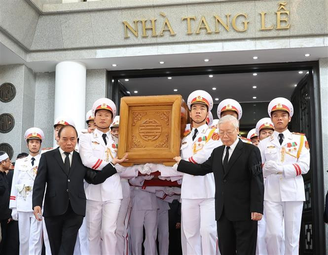 越共中央总书记阮富仲与政府总理阮春福送杜梅同志回家乡。越通社记者 摄