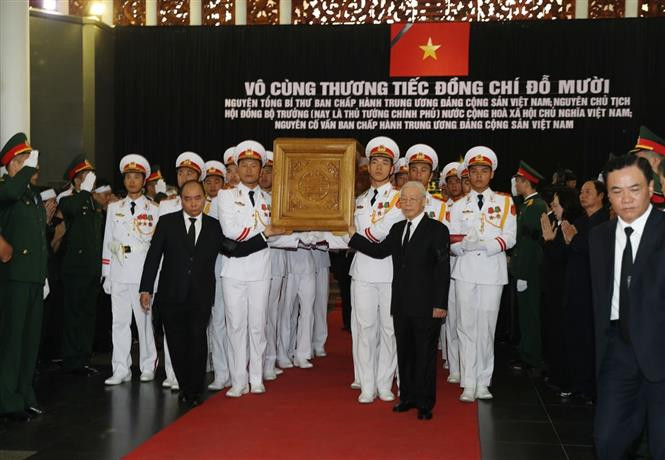  越共中央总书记阮富仲与政府总理阮春福送杜梅同志回家乡。越通社记者 摄