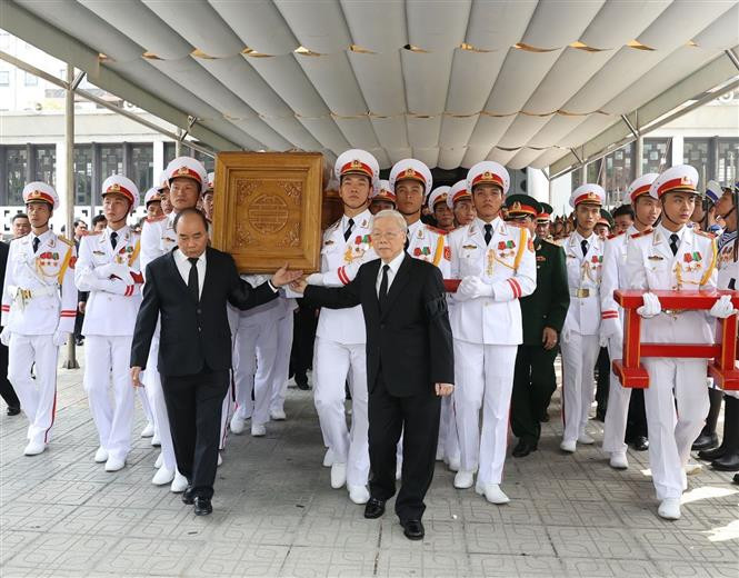  越共中央总书记阮富仲与政府总理阮春福送杜梅同志回家乡。越通社记者 摄