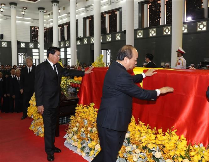 越南政府总理阮春福和老挝政府总理通论·西苏里。越通社记者 摄