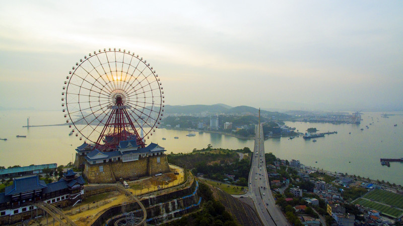 从高处看到美丽的下龙市。（图片来源：广宁报）