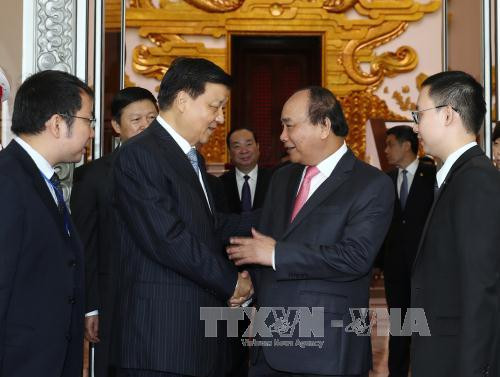 政府总理阮春福（右）会见中共中央政治局常委、中央书记处书记刘云山。（图片来源：越通社）