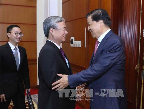 越共中央书记处书记、中央办公厅主任陈国旺会见中共中央政治局常委、中央书记处书记刘云山。（图片来源：越通社）