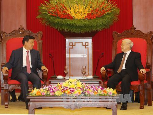 越共中央总书记阮富仲（右）与中共中央政治局常委、中央书记处书记刘云山（左）。（图片来源：越通社）