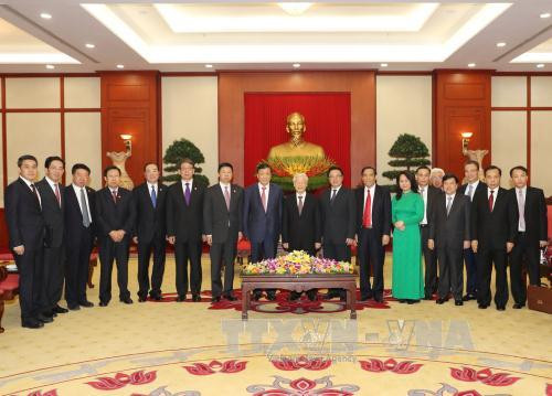 越共中央总书记阮富仲与中共中央代表团合影。（图片来源：越通社）