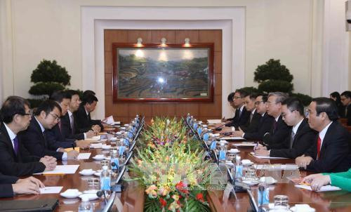 越共中央书记处书记、中央办公厅主任陈国旺与中共中央政治局常委、中央书记处书记刘云山举行会谈。（图片来源：越通社）