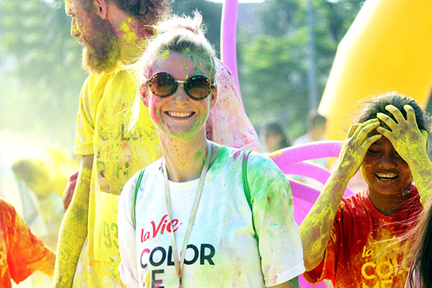 参加此次活动外国人的幸福笑容。