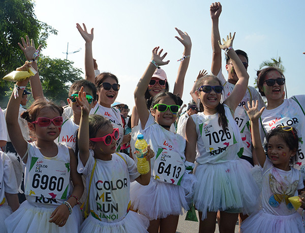 今年的“彩色跑”运动吸引了许多儿童参加。这是他们的很有意义夏天室外活动。