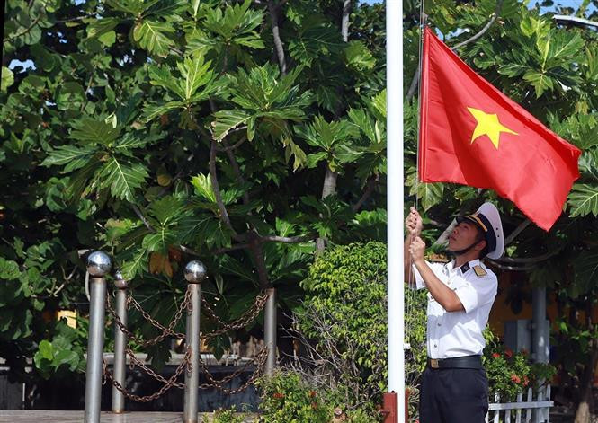 庆和省长沙群岛军民举行升旗仪式