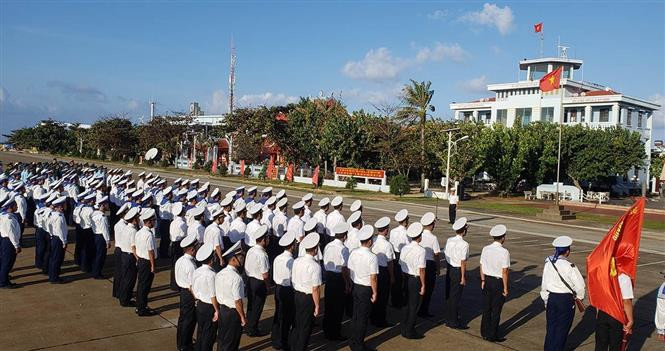 庆和省长沙群岛军民举行升旗仪式