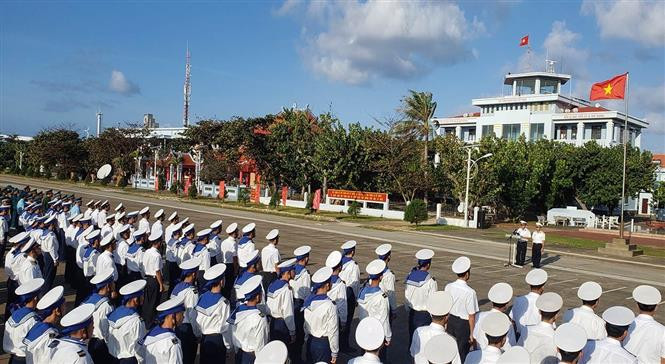 庆和省长沙群岛军民举行升旗仪式