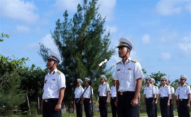 庆和省长沙群岛军民举行升旗仪式
