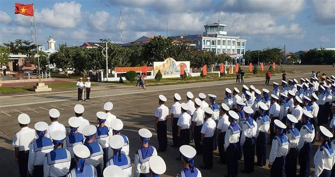 庆和省长沙群岛军民举行升旗仪式