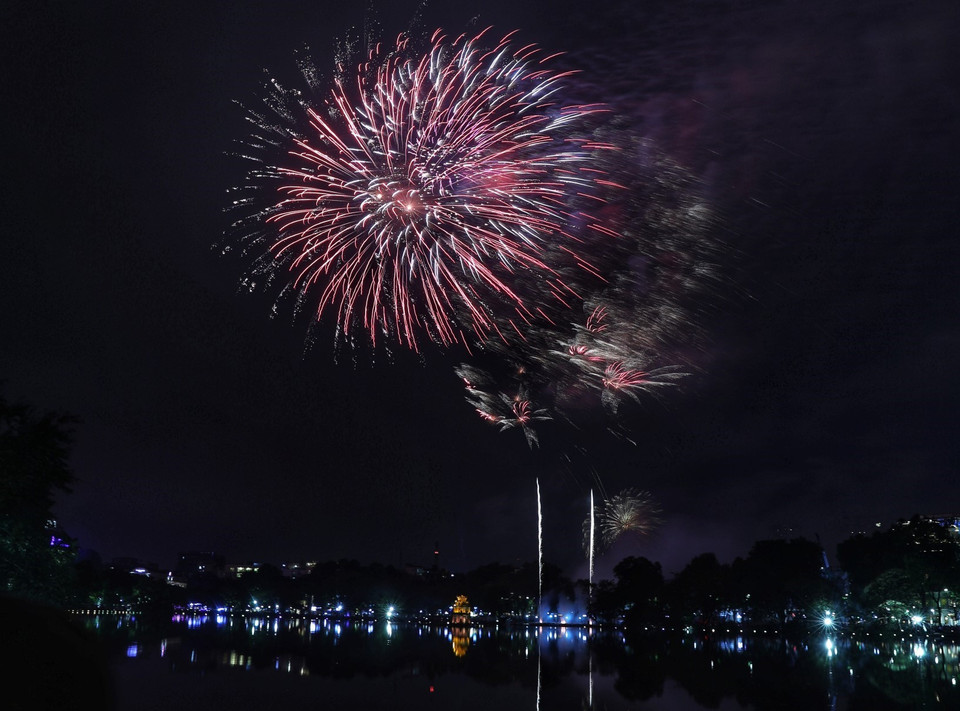 在河内放烟花，迎接新春到来。（图自：越通社）