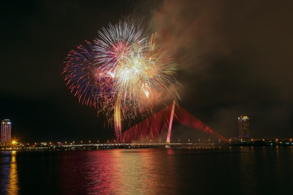 2020庚子年除夕，越南全国各地纷纷举行放烟花活动。（图自：越通社）