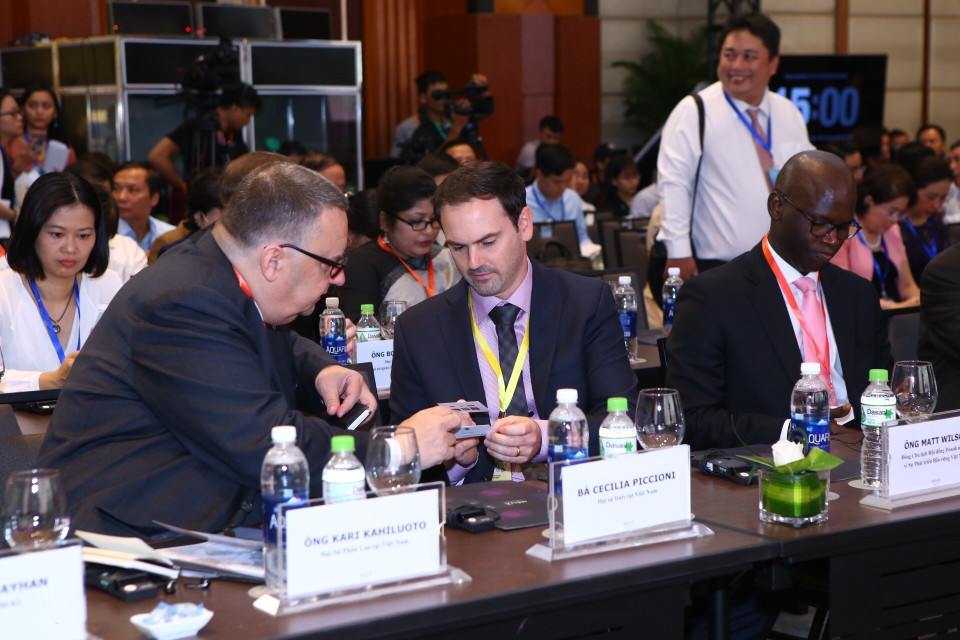 与会代表讨论。 越通社记者 明决 摄