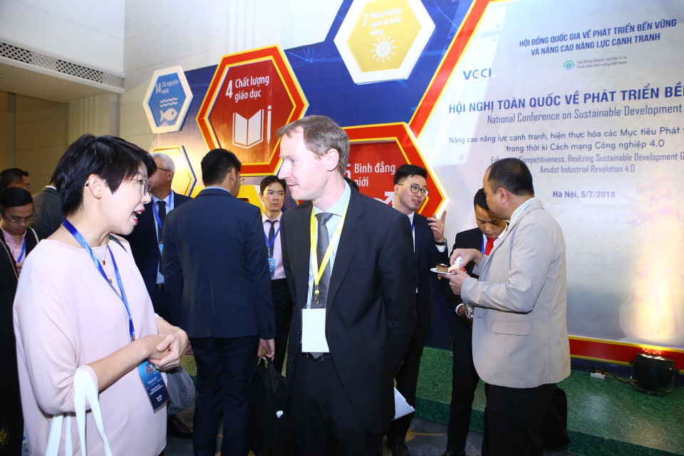 与会代表交流。 越通社记者 明决 摄