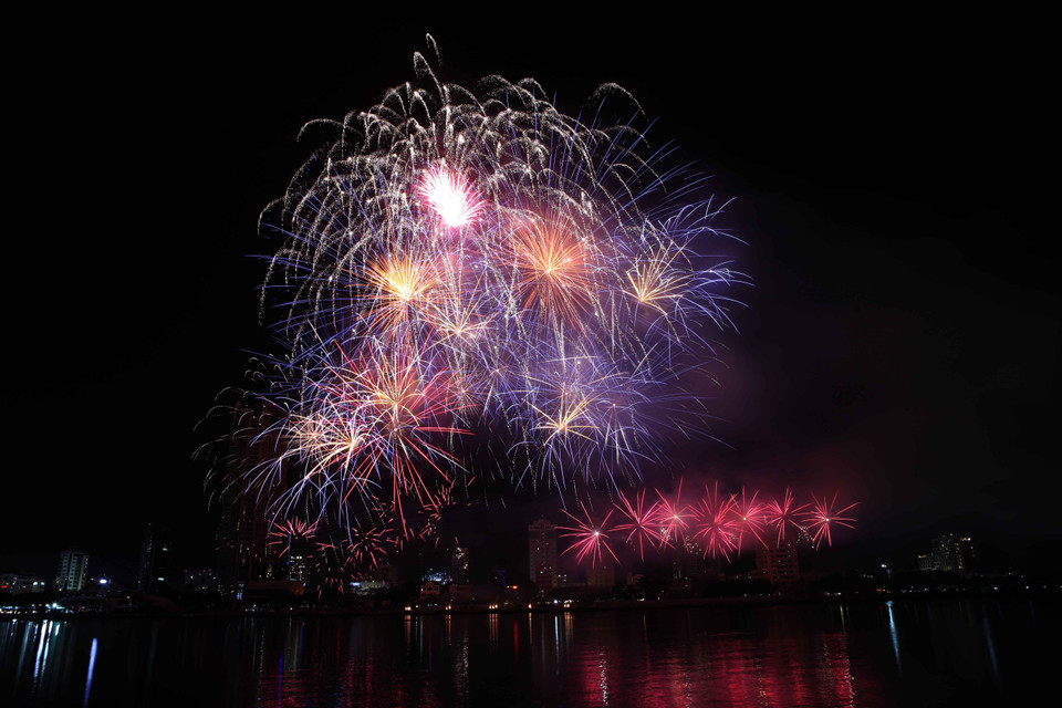 优秀的烟花团队给观众带来一场视觉盛宴。越通社记者 陈黎林 摄