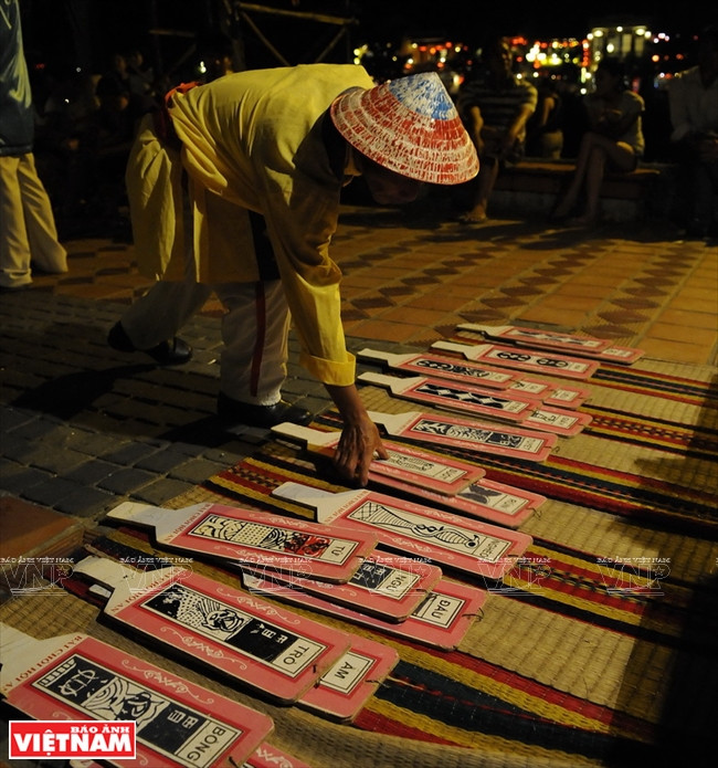 给玩家发收牌子的士兵。越南画报记者 清江 摄