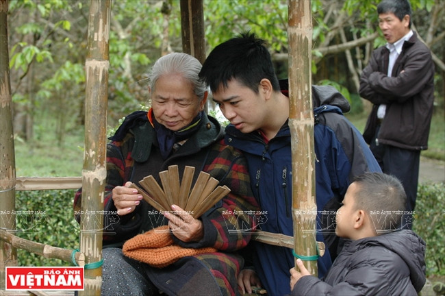 一场牌追戏分成9盘，玩家每盘要打完5个竹牌。每盘结束后，胜者可以将棋子插上自己的草棚。 越南画报记者 清和 毕山 摄