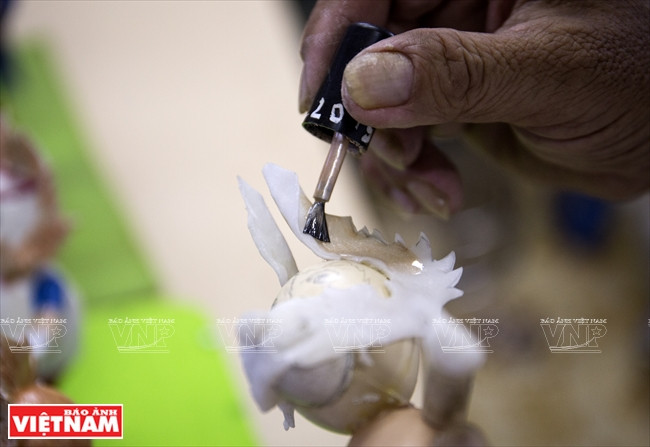 涂色阶段。（图片来源：越南画报）