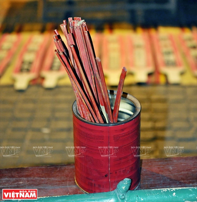 演唱人的竹牌。越南画报记者 清江 摄