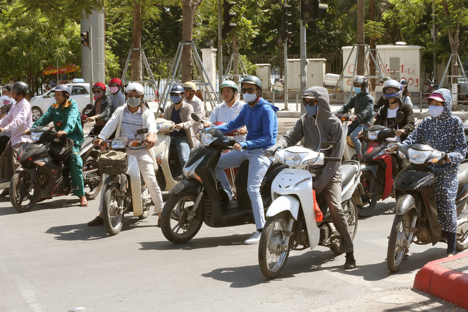 河内市也出现大范围高温天气，今日最高气温达37-39摄氏度。越通社记者 尹俊 摄